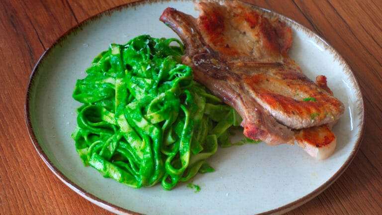 Tallarín Verde con Chuleta de cerdo