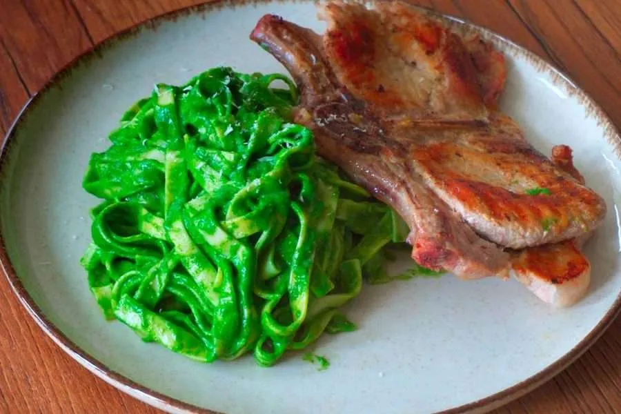 Tallarín Verde con Chuleta de cerdo