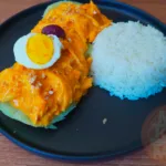 Plato de Aji de Gallina, un guiso peruano cremoso de pollo con ají amarillo