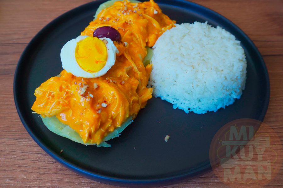 Plato de Aji de Gallina, un guiso peruano cremoso de pollo con ají amarillo