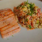 Ensalada de quinua fresca y colorida con tomate, zanahoria, lechuga y palta.