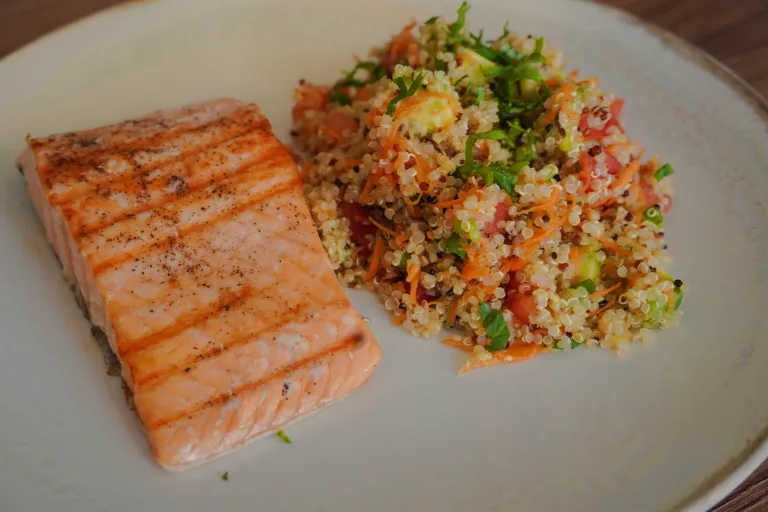 Ensalada de quinua fresca y colorida con tomate, zanahoria, lechuga y palta.