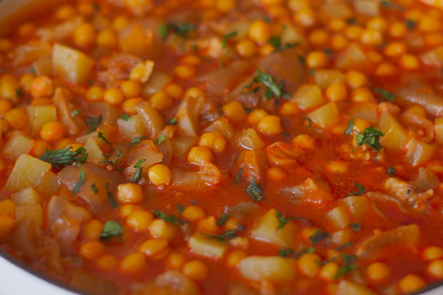 AjÍ de patas: Un guiso tradicional peruano con garbanzos y colágeno de pata de res.