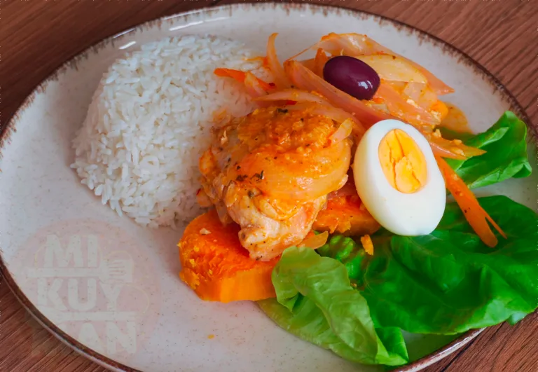 Escabeche de pollo: Un plato tradicional peruano con pollo, cebolla, tomate y ají amarillo.