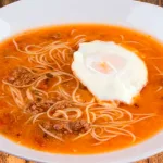 Sopa Criolla Peruana con fideos, carne de res, verduras y un huevo frito.