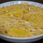 Sopa de leche con fideos, papas y huevo deshecho servida caliente y cremosa
