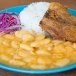 Guiso de pallares, un plato tradicional peruano hecho a base de esta legumbre ancestral.
