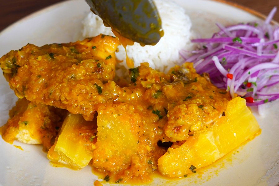 Delicioso Pollo a la Chiclayana con yuca frita y arroz blanco. Receta tradicional peruana.