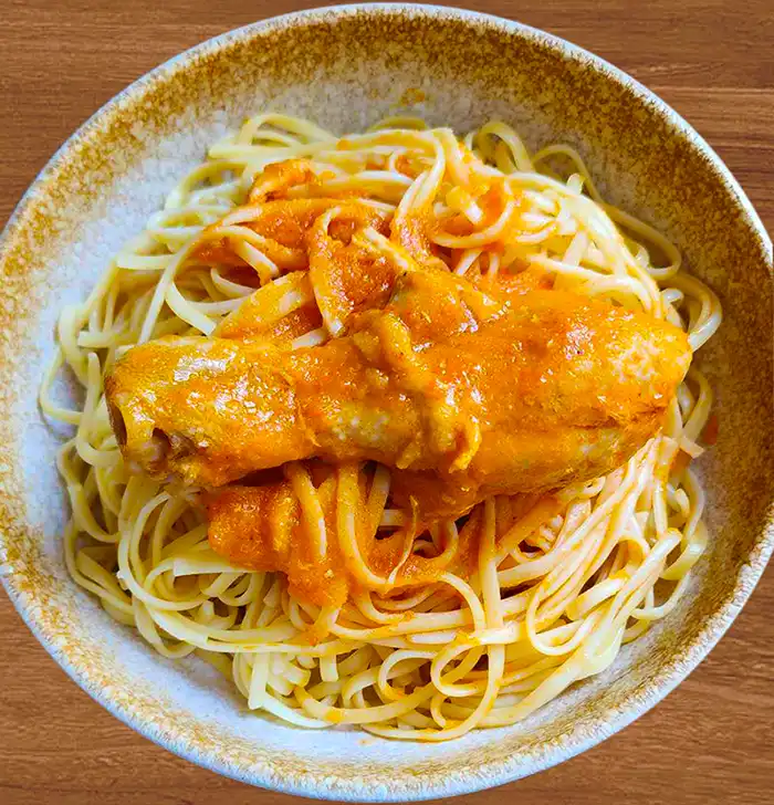 Plato de tallarines rojos con pollo