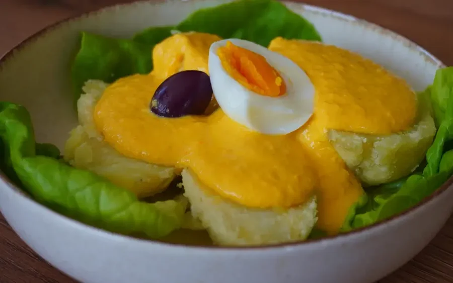 Papas a la huancaina - Plato de entrada peruano de papas bañadas en salsa cremosa de ají amarillo