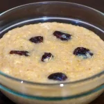 Mazamorra de quinua con chancaca, pasas y leche evaporada servida en una dulcera