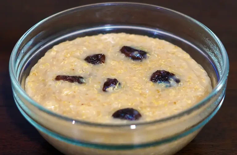 Mazamorra de quinua con chancaca, pasas y leche evaporada servida en una dulcera
