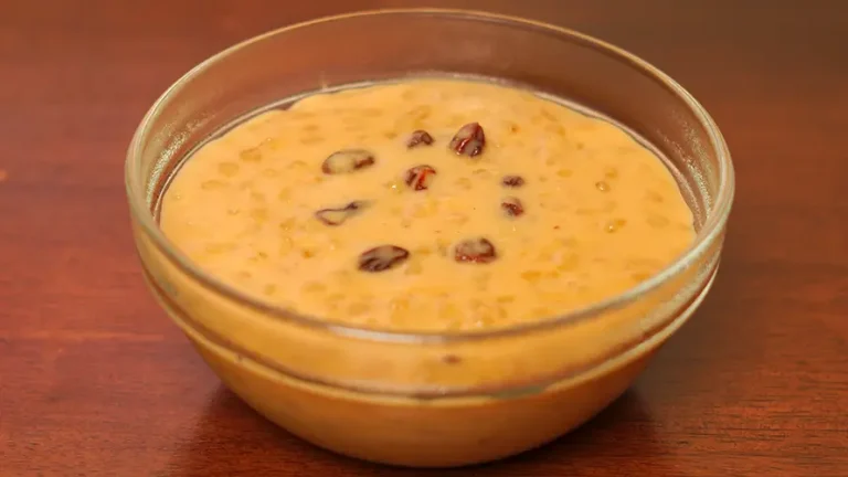 Mazamorra de trigo con leche, un postre tradicional peruano decorado con pasas y canela.