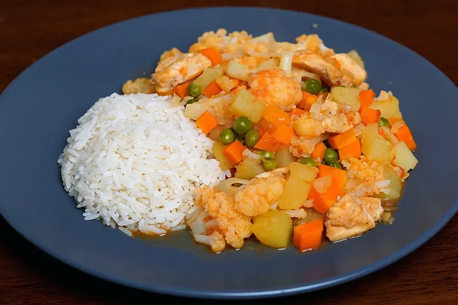 Guiso de Coliflor con Pollo y Verduras - Receta Fácil y Nutritiva