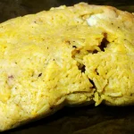 Juane de gallina tradicional envuelto en hoja de bijao servido con arroz y huevo duro, receta típica de la Amazonía peruana