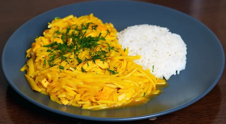 Olluco con Pollo tradicional peruano servido con perejil fresco.