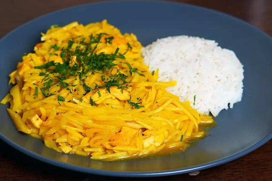 Olluco con Pollo tradicional peruano servido con perejil fresco.