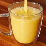 otografía de un tazón de Chapo de Plátano con Leche, una bebida tradicional de la Amazonía peruana hecha con plátano bellaco maduro y leche evaporada.