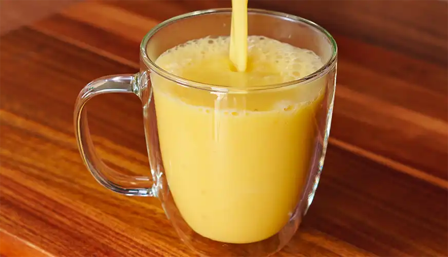 otografía de un tazón de Chapo de Plátano con Leche, una bebida tradicional de la Amazonía peruana hecha con plátano bellaco maduro y leche evaporada.