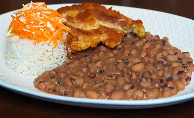 Guiso de Frejol Castilla peruano con pollo frito