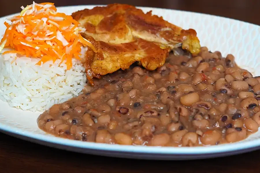 Guiso de Frejol Castilla peruano con pollo frito