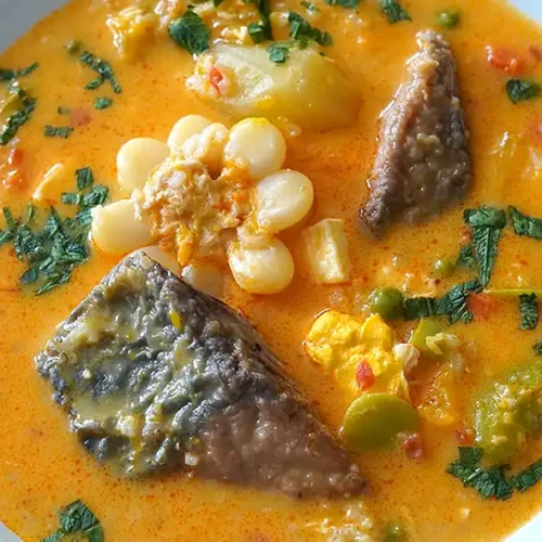 Chupe de pescado peruano con bonito servido en plato tradicional
