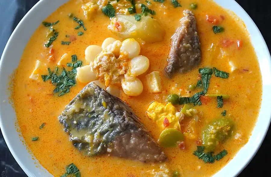 Chupe de pescado peruano con bonito servido en plato tradicional
