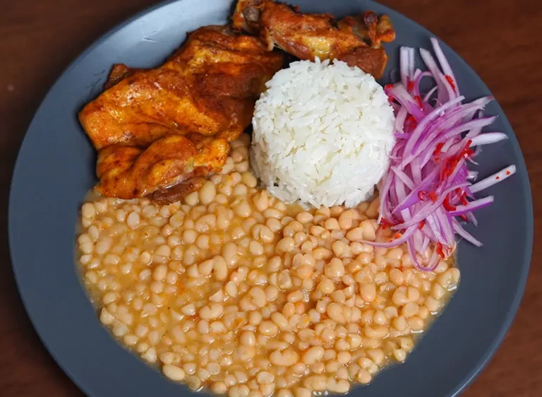 Plato de frejoles panamito acompañados de pollo frito, arroz blanco y ensalada criolla