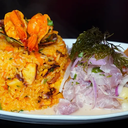 Arroz con mariscos con ceviche, plato marino peruano tradicional