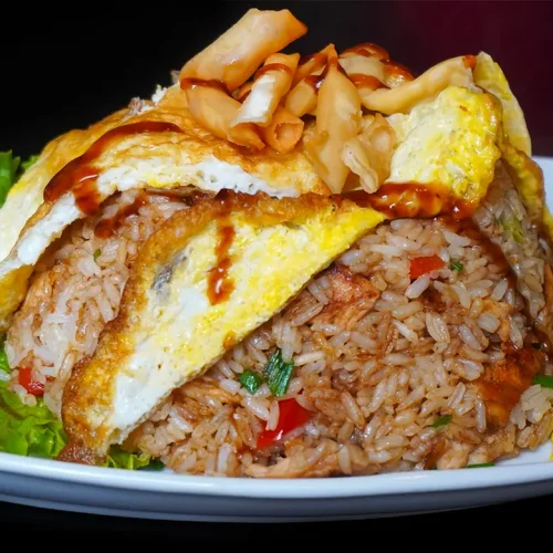 Chaufa de pescado peruano con arroz frito y trozos de pescado dorado