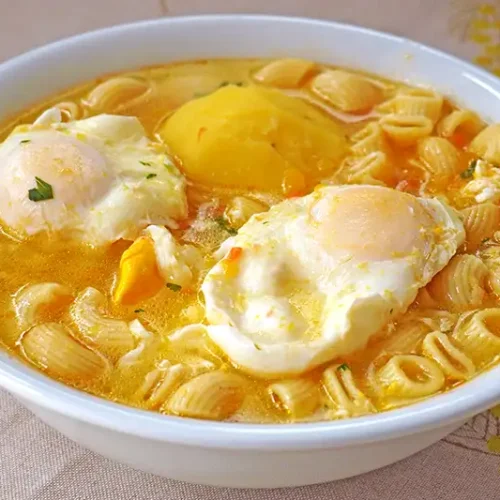 Sopa de huevo casera peruana servida en un plato hondo