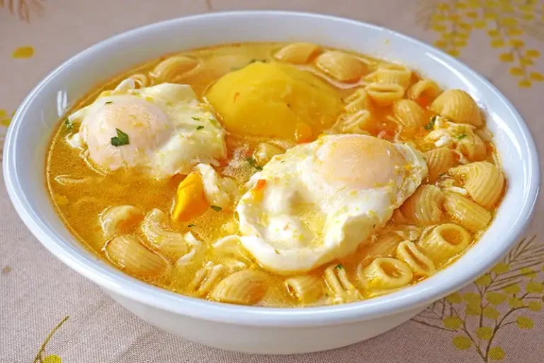 Sopa de huevo casera peruana servida en un plato hondo