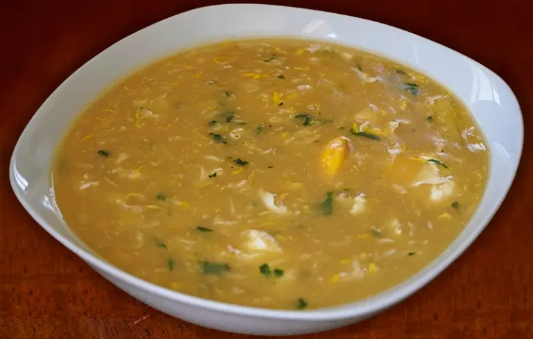 Sopa de harina de arveja peruana, crema de arvejas espesa y casera