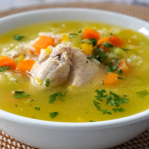 Sopa de arroz con pollo peruana casera servida caliente