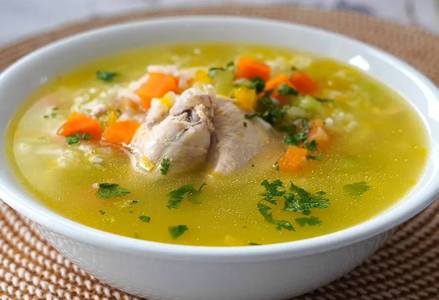 Sopa de arroz con pollo peruana casera servida caliente
